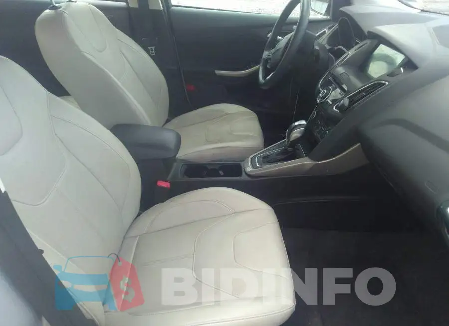 1FADP3J28JL307971 Photo# 5