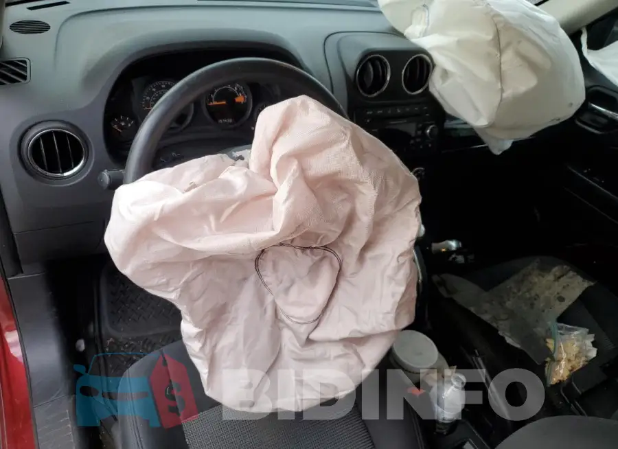 1C4NJPFB9GD748835 Photo# 8
