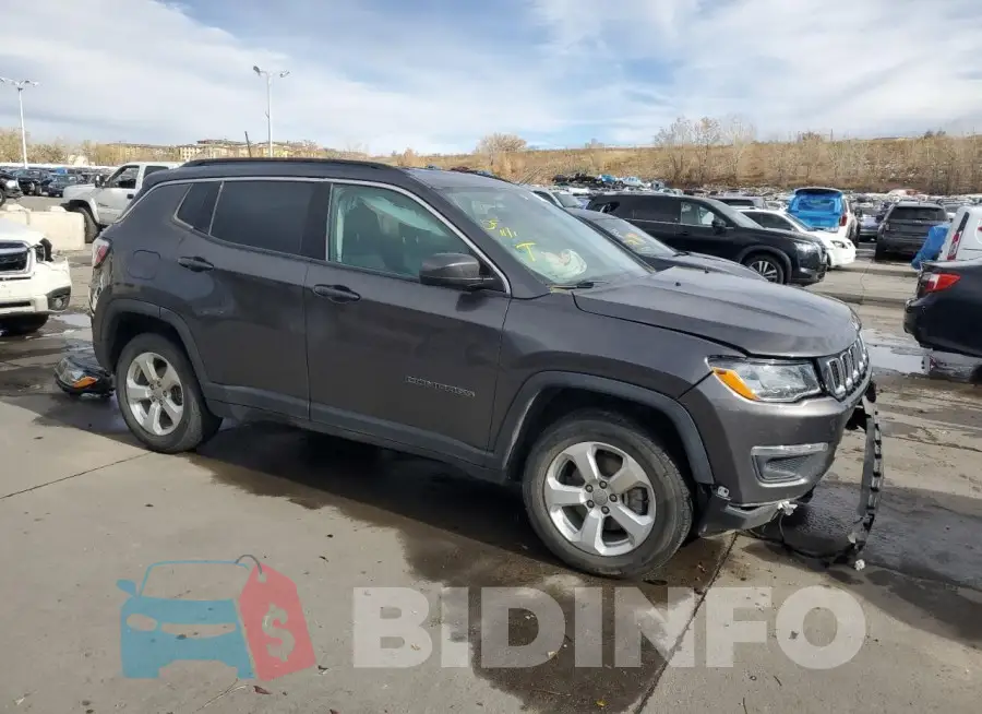 3C4NJDBBXJT350118 Photo# 4