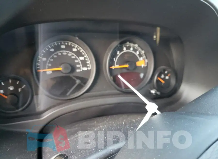 1C4NJPBBXFD410137 Photo# 9