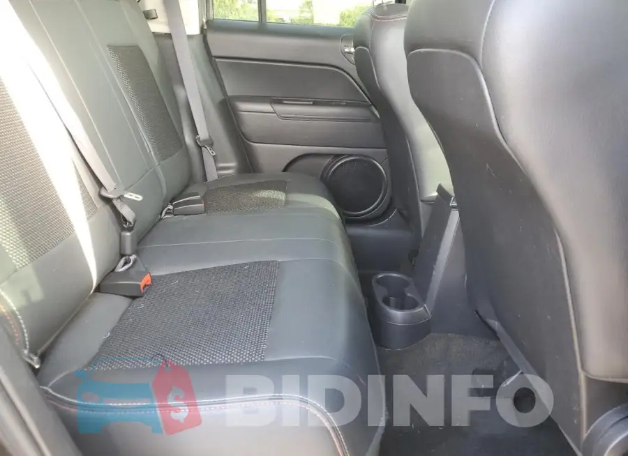 1C4NJPBB9GD678811 Photo# 11