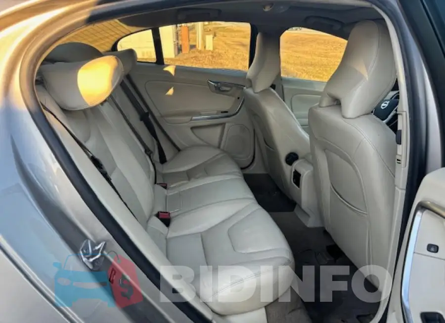 YV140MFC7F1309634 Photo# 6