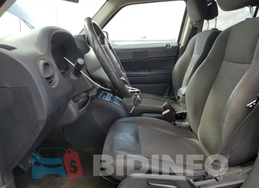 1C4NJRFB2GD630928 Photo# 7