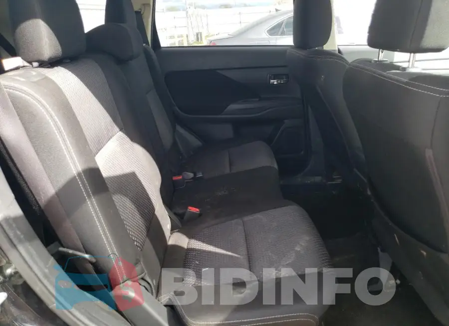 JA4AD3A38JZ000547 Photo# 11