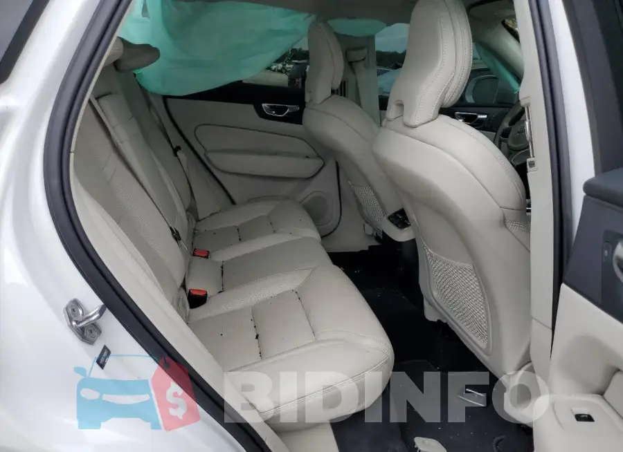 YV4102RL7M1698522 Photo# 10