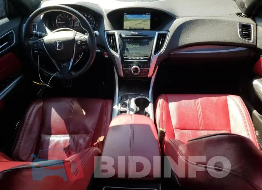 19UUB2F68JA010811 Photo# 8