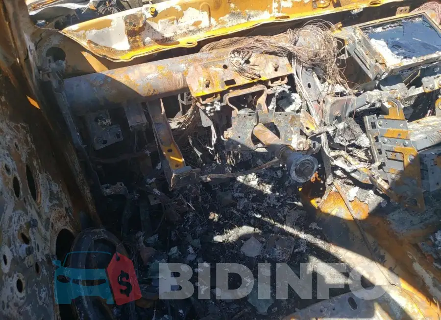 JN1BV7AR3FM400266 Photo# 9