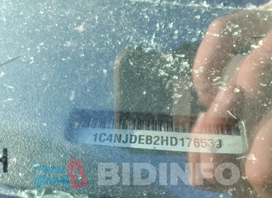 1C4NJDEB2HD176539 Photo# 12