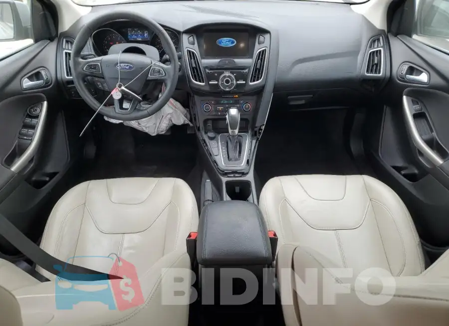 1FADP3J27JL317102 Photo# 8