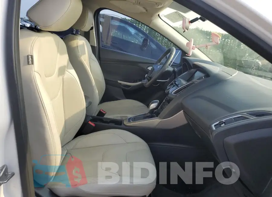 1FADP3N28FL372773 Photo# 5