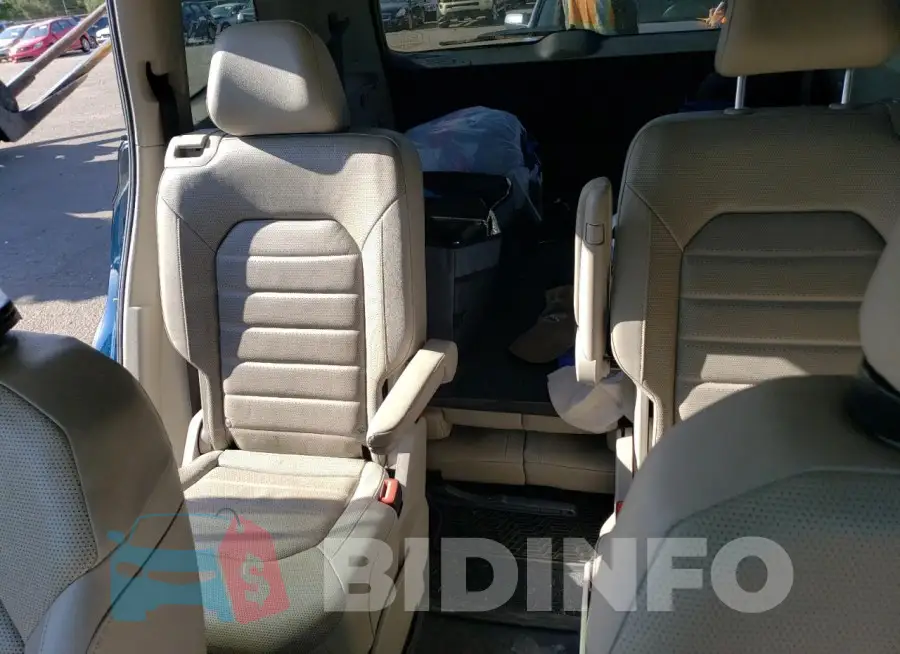 1V2NR2CA4JC560212 Photo# 10