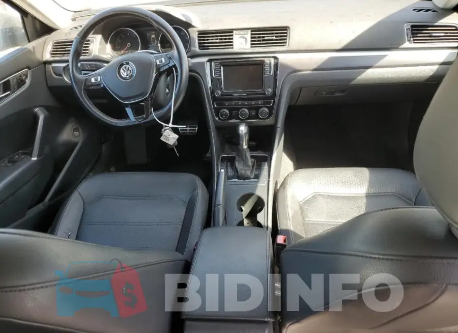 1VWDT7A38HC050260 Photo# 8