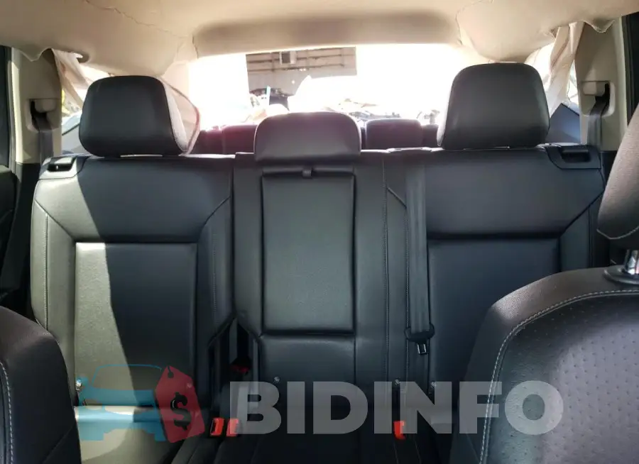 1V2LR2CA4JC517237 Photo# 10
