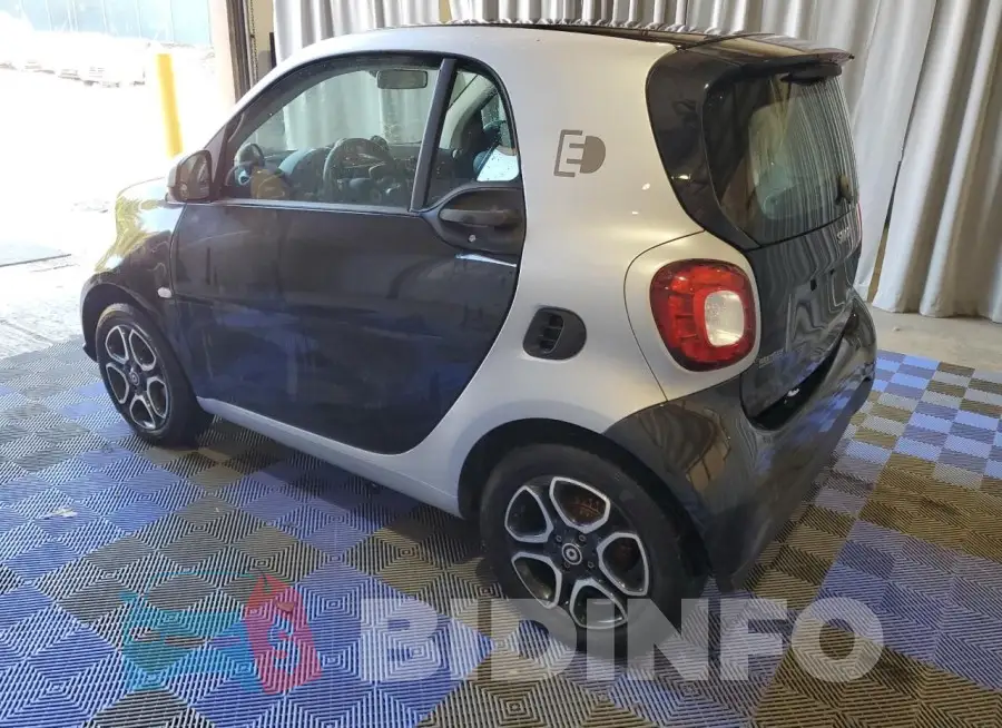 WMEFJ9BA2HK230187 Photo# 2