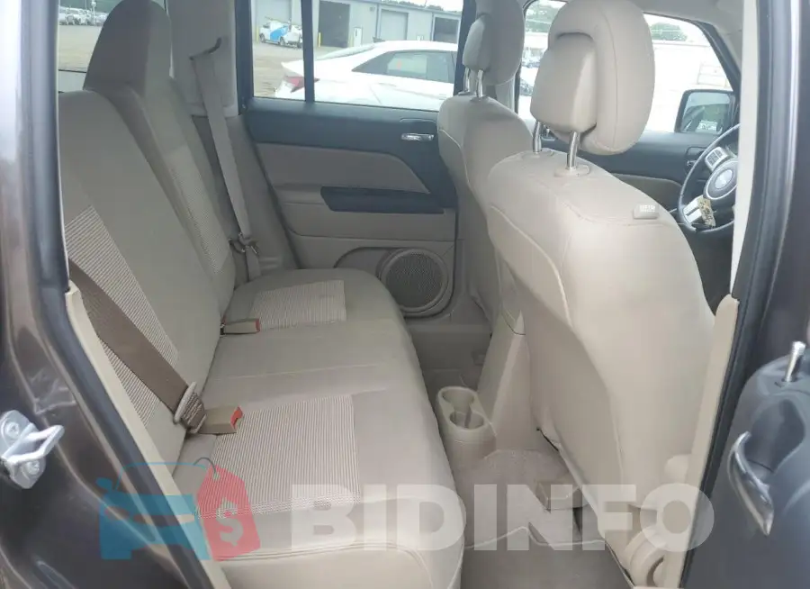 1C4NJRFB1FD155593 Photo# 11