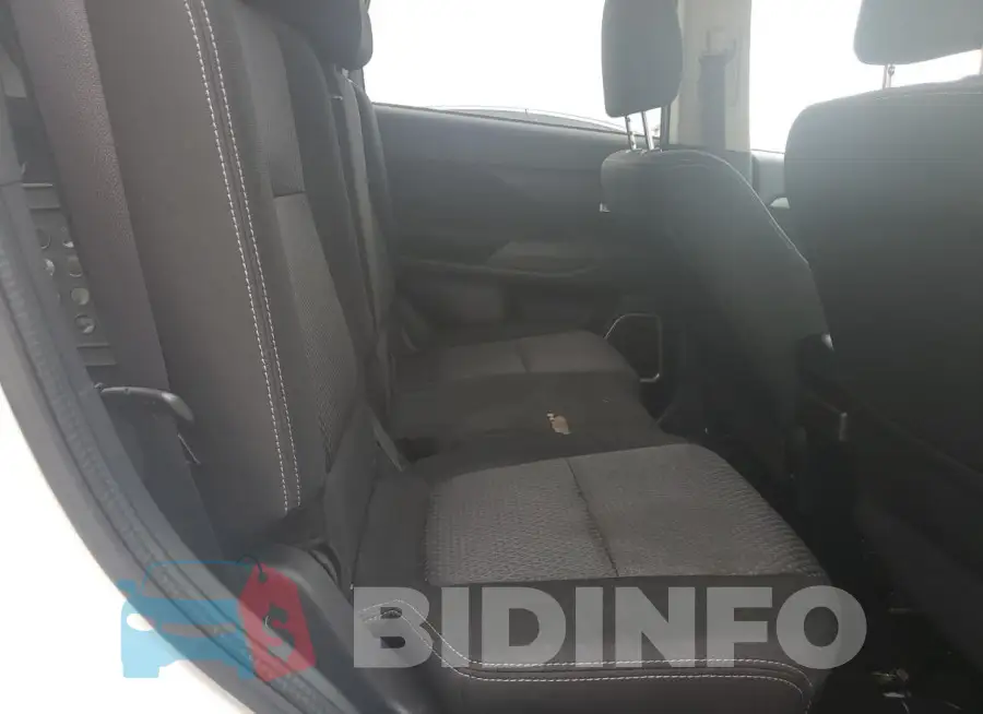 JA4AD3A32JZ028165 Photo# 10