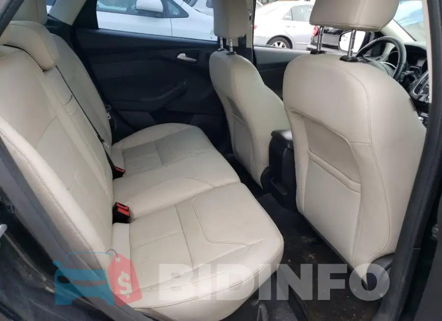 1FADP3J27GL329226 Photo# 10