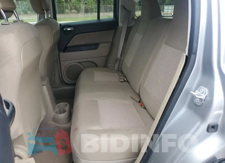 1C4NJPBB9GD507332 Photo# 11