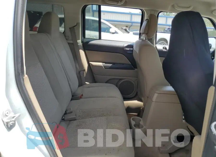 1C4NJPBA7GD743744 Photo# 10
