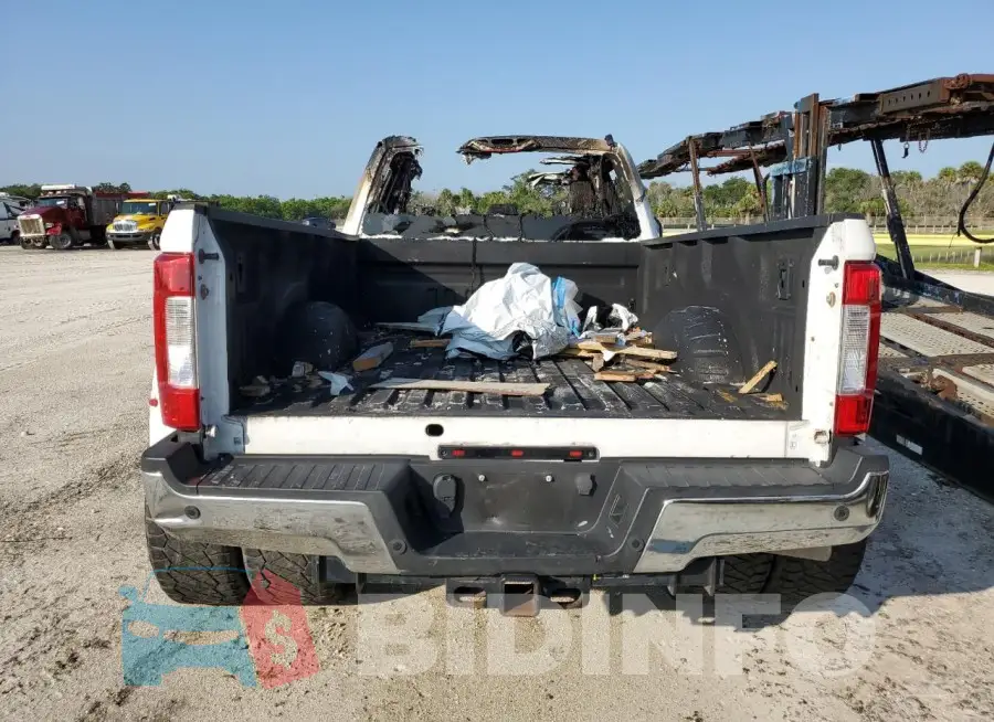 1FT8W3DT1JEB57242 Photo# 6