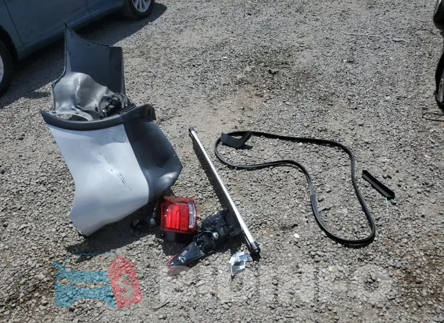 JA4AD3A32JZ059822 Photo# 13