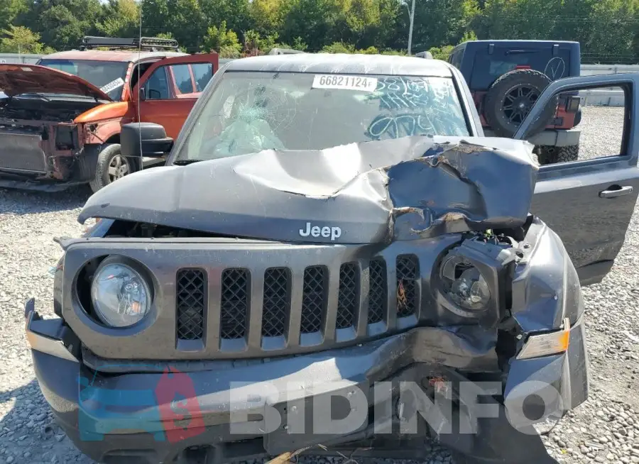 1C4NJRFB1HD158920 Photo# 11