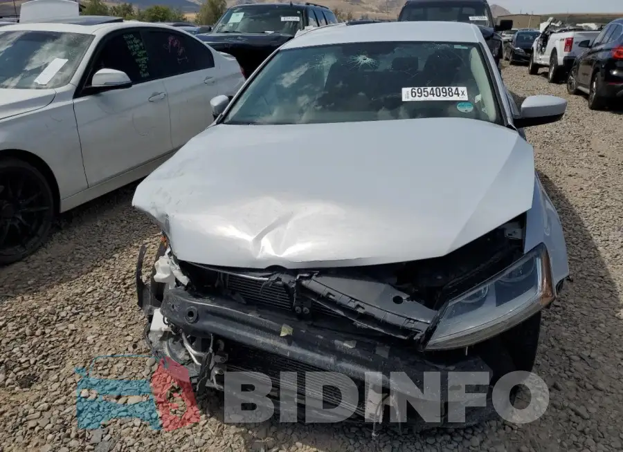 3VW2B7AJ8HM335497 Photo# 5