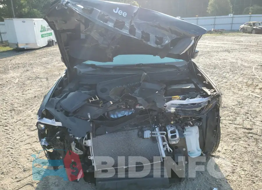 1C4PJLCB2KD144882 Photo# 5