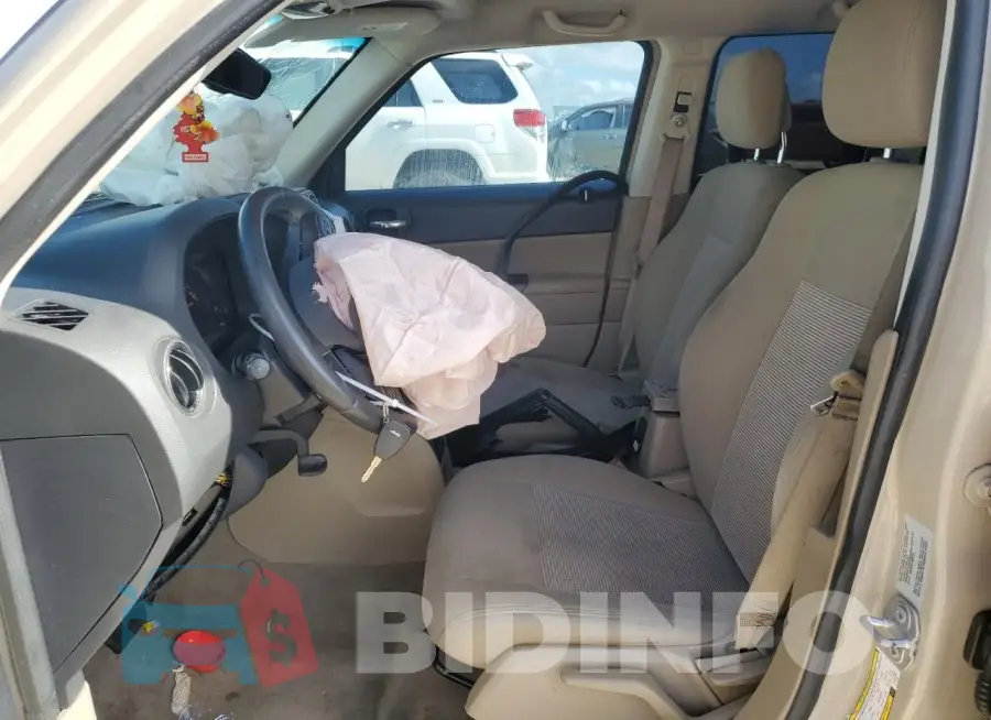 1C4NJPFB8GD754772 Photo# 7
