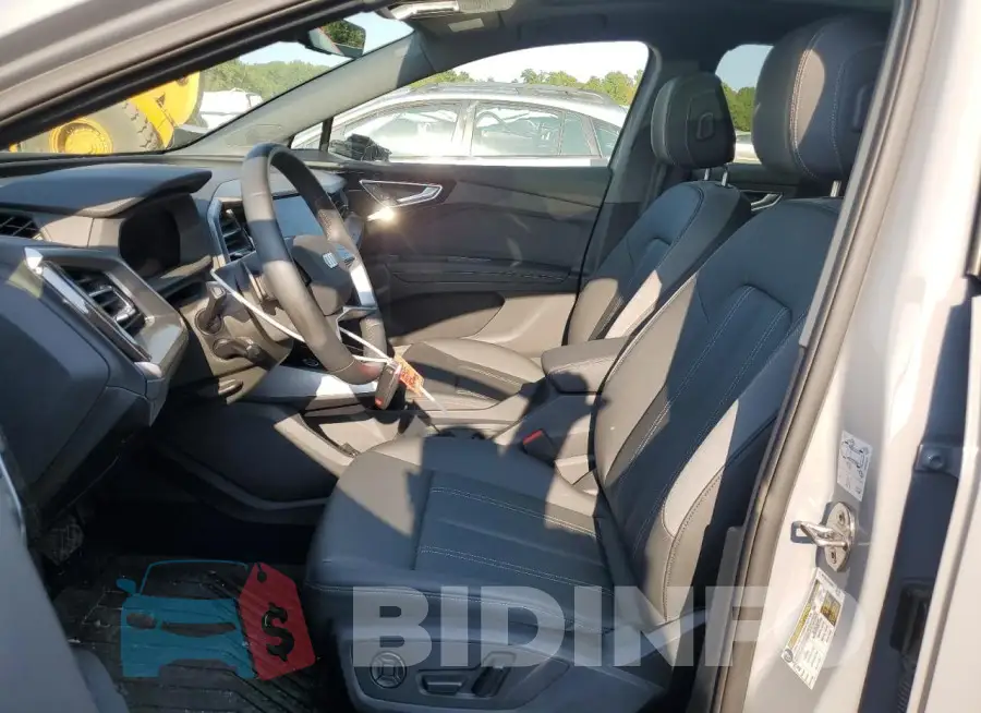 WA12UBFZ8RP043093 Photo# 7