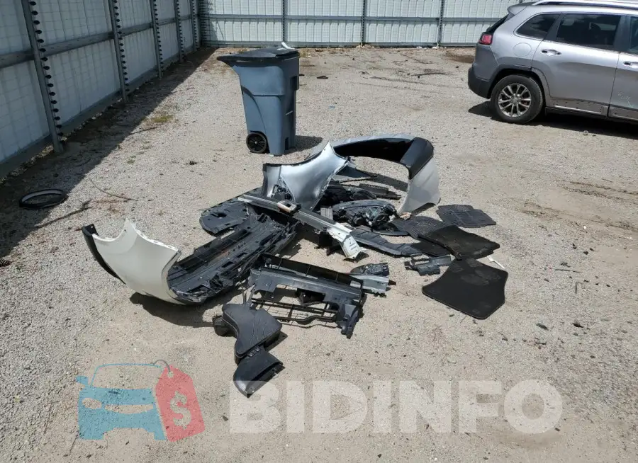 JA4AD3A36LZ018273 Photo# 13