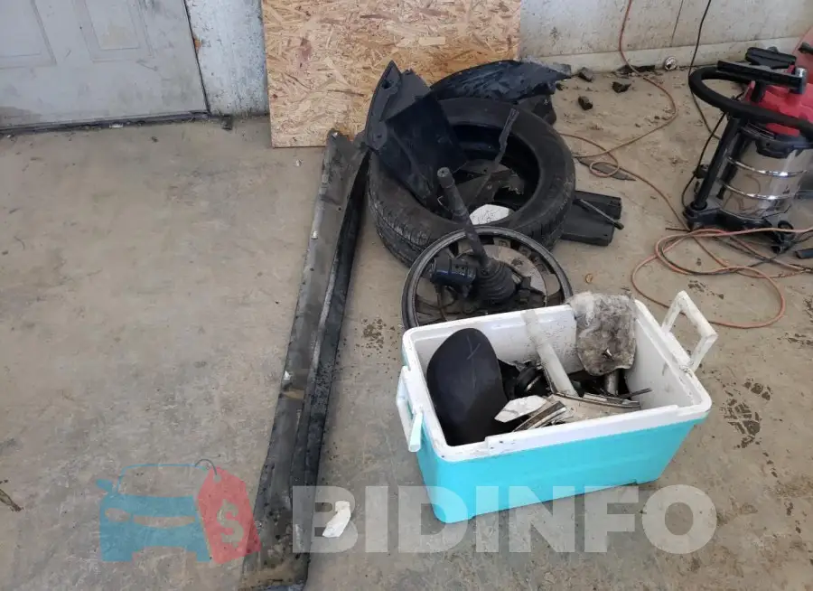 JA4AD3A31JZ068737 Photo# 13