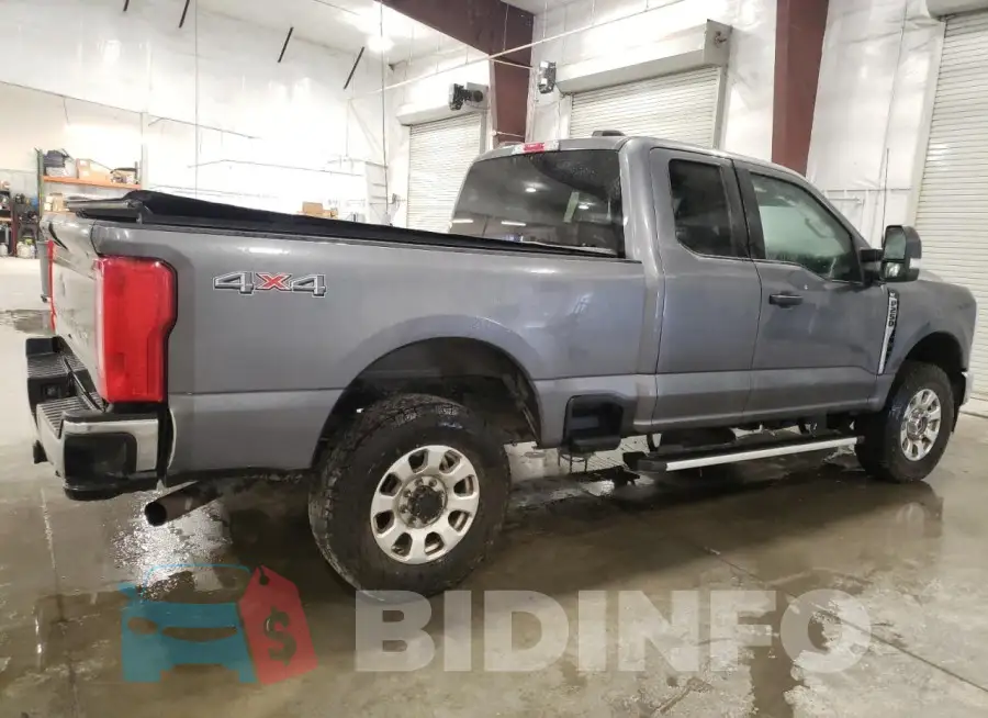 1FT7X2BN2PED41332 Photo# 3