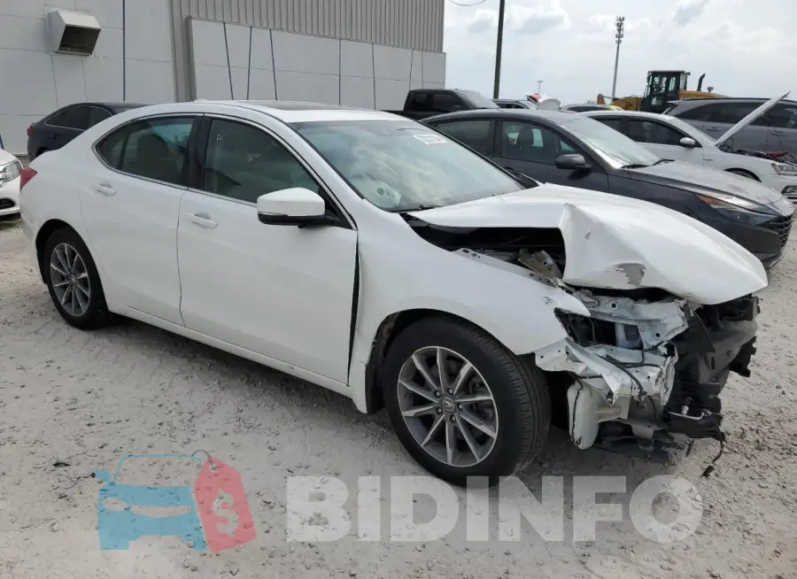 19UUB1F35JA010748 Photo# 4