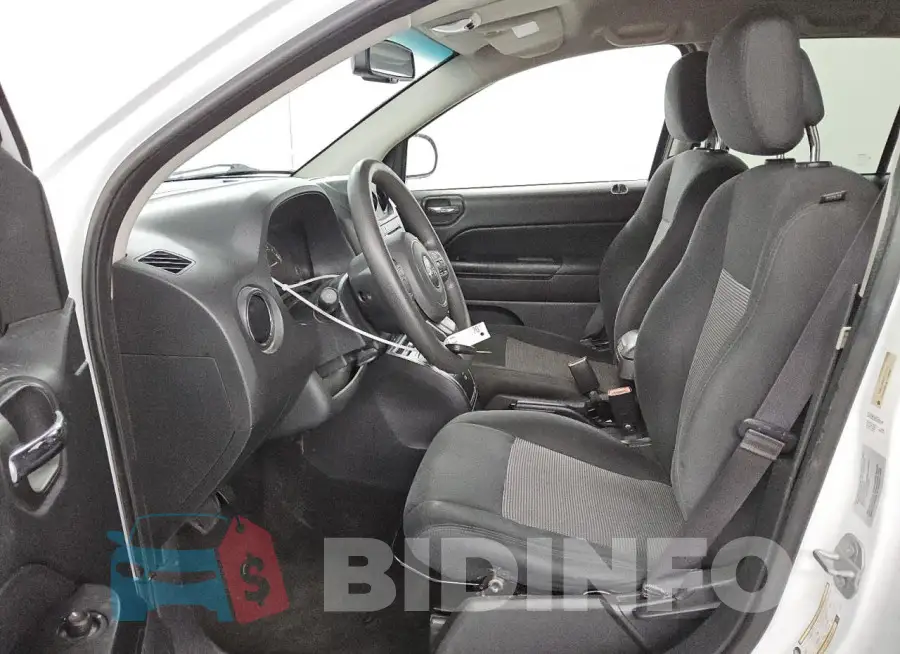 1C4NJCBBXFD210772 Photo# 7