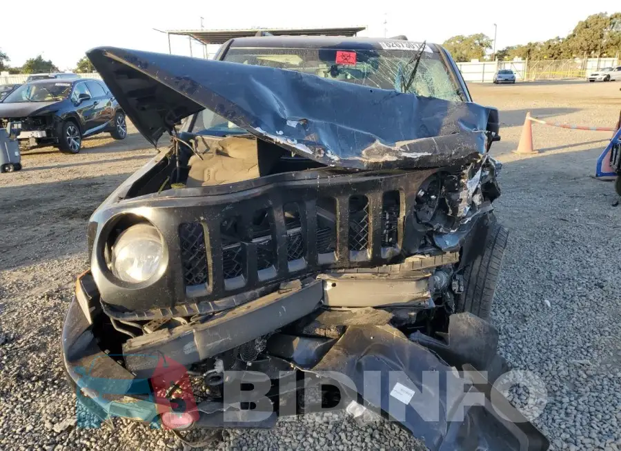 1C4NJPBB4HD158050 Photo# 5