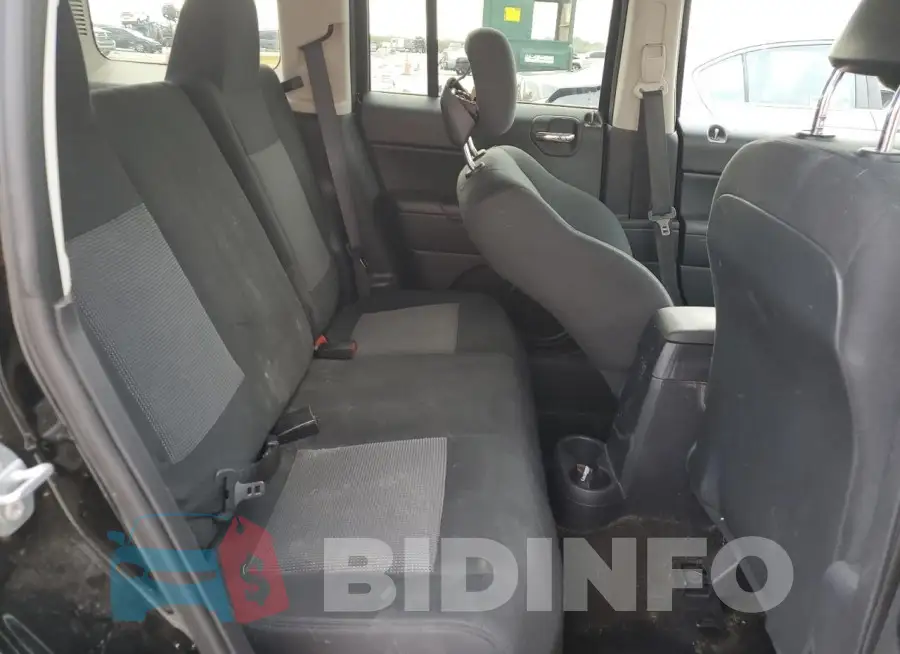 1C4NJPBB7FD185613 Photo# 11