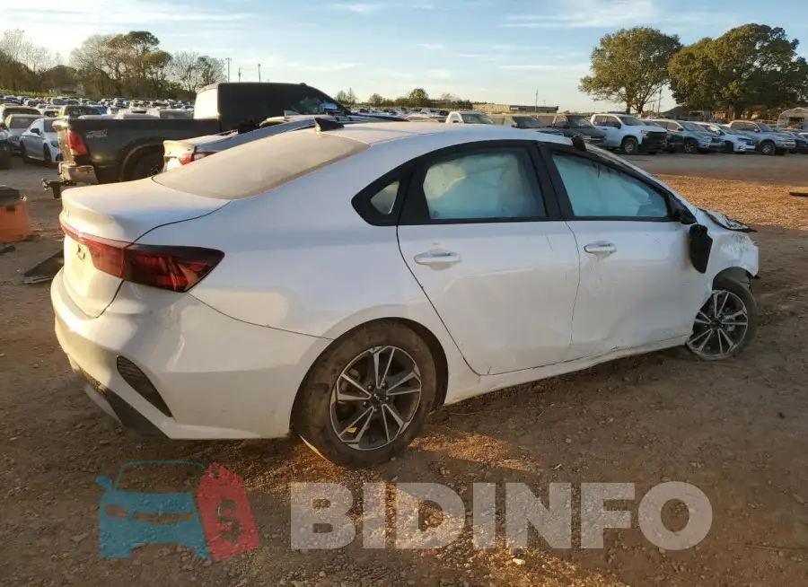 3KPF24AD3PE612885 Photo# 3