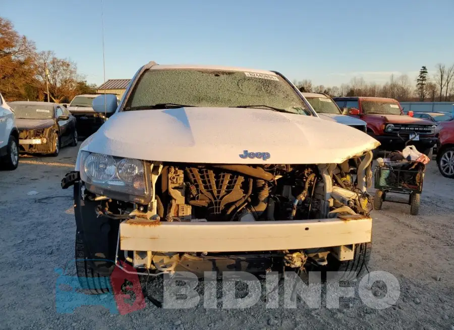 1C4NJDEB5HD192203 Photo# 5
