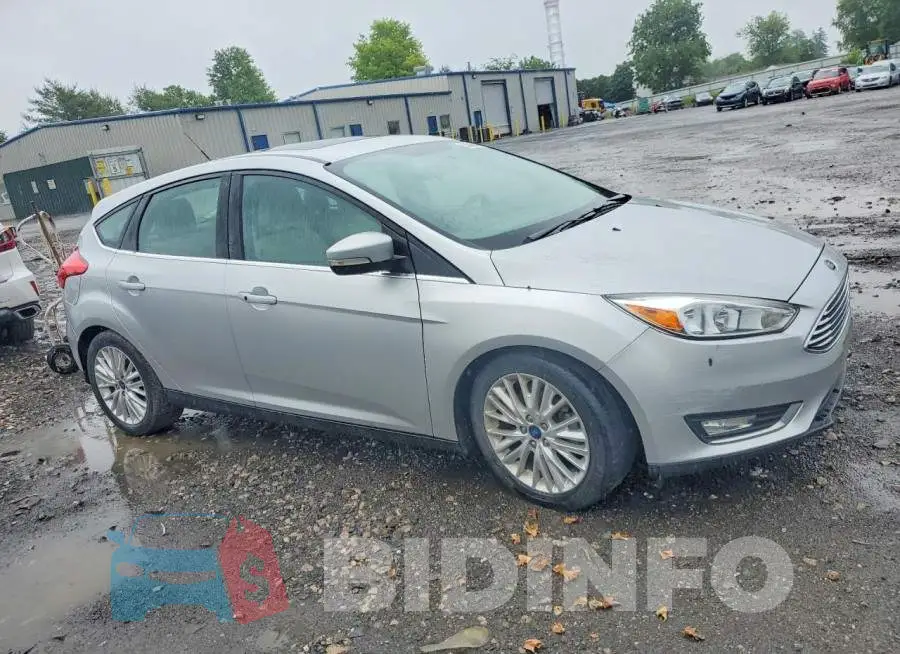 1FADP3N27JL271877 Photo# 4