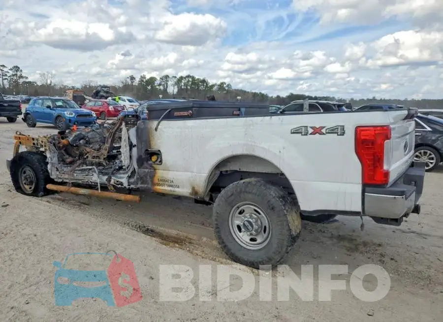 1FT7X2B61JEC26432 Photo# 2