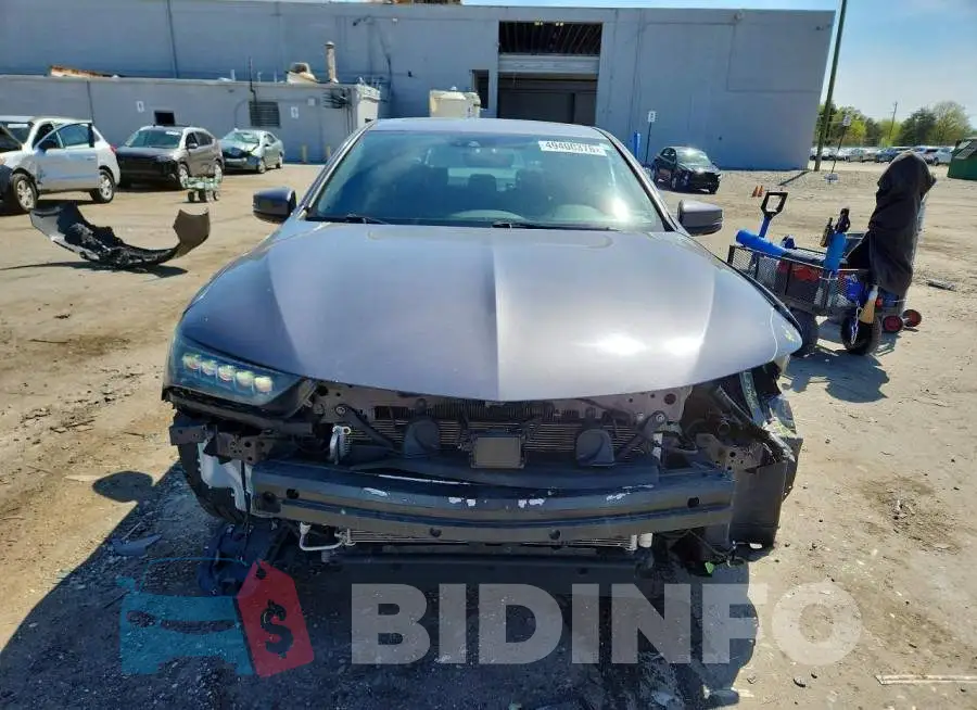 19UUB3F67JA001555 Photo# 5