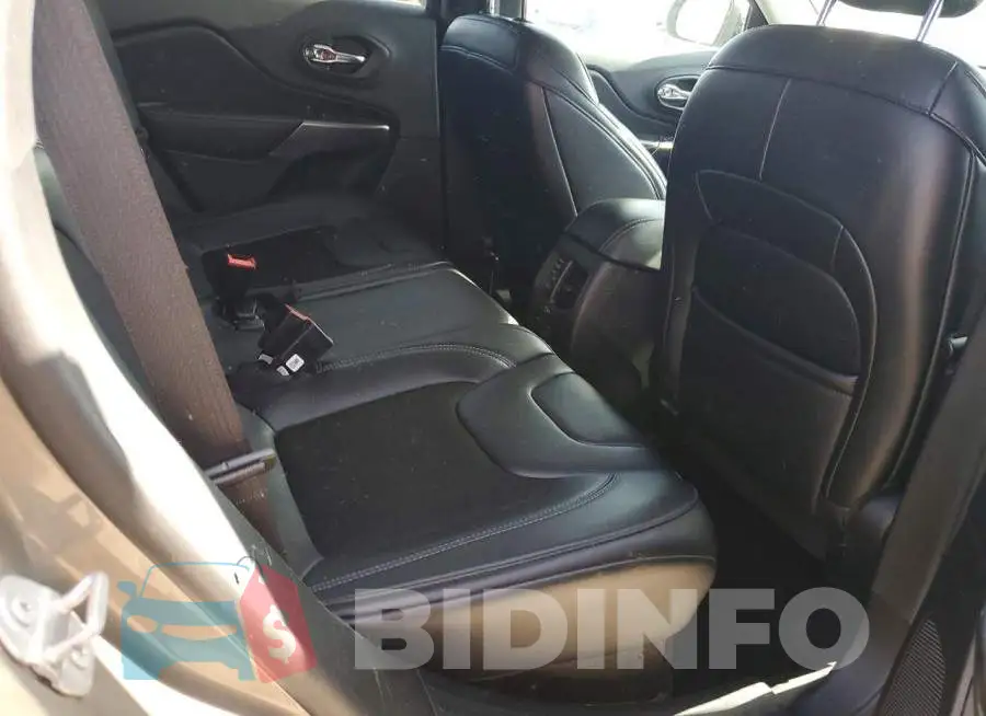 1C4PJLLB1KD173628 Photo# 11