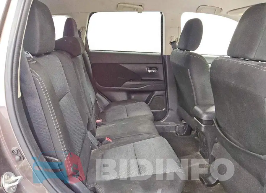 JA4AD3A35JZ035031 Photo# 11