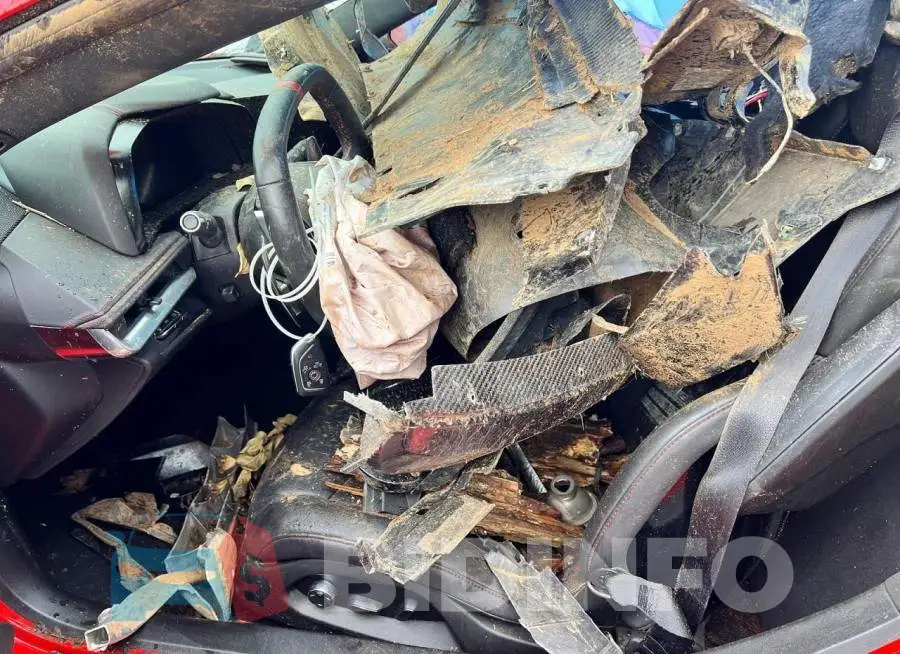 1G1YC2D44M5117083 Photo# 7