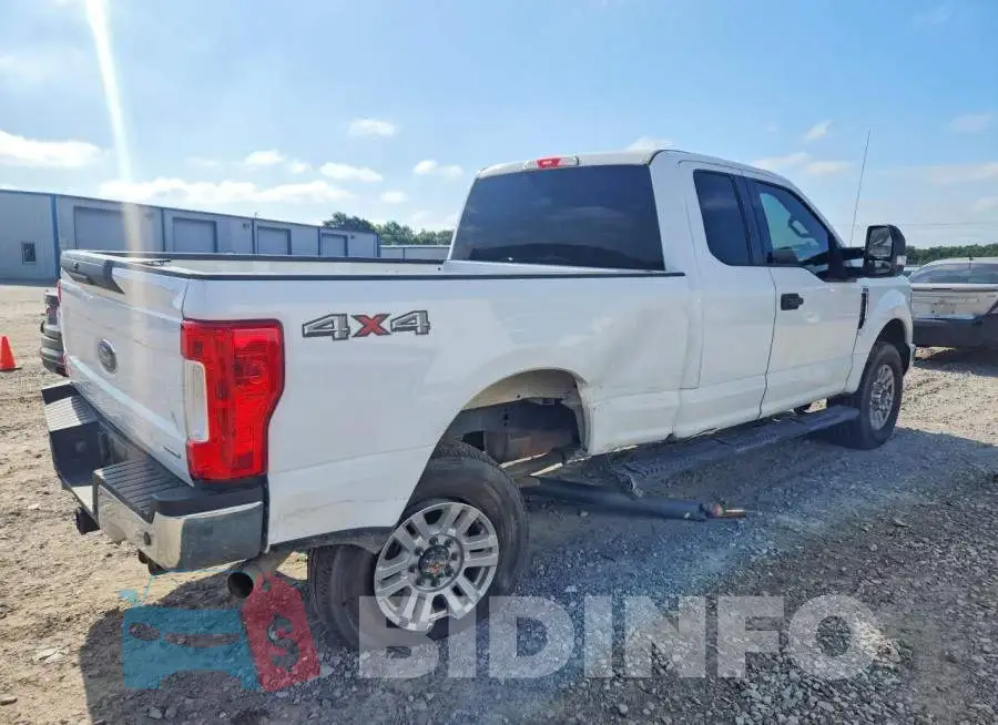 1FT7X2B68KEF22646 Photo# 3