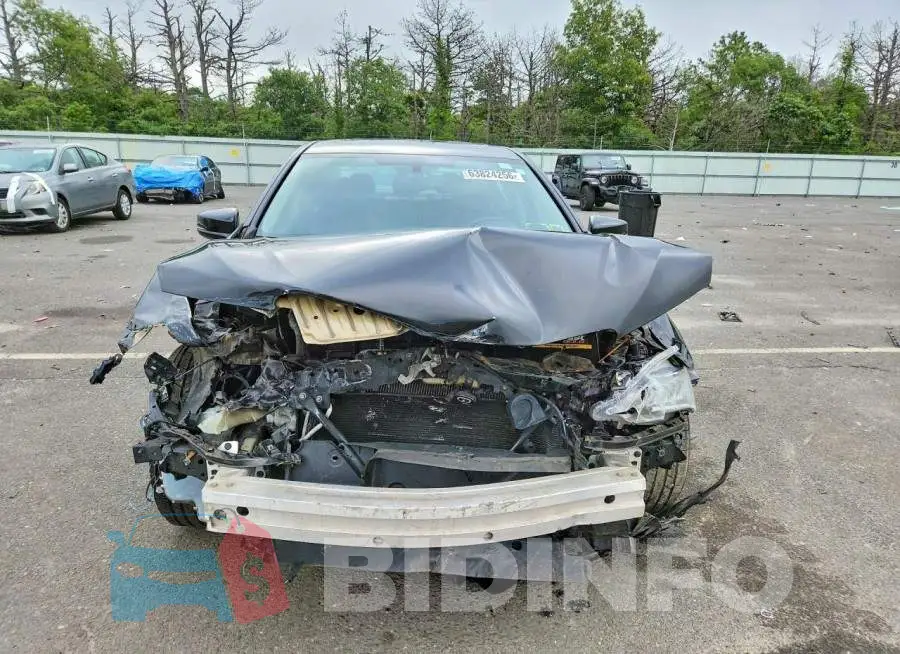 19UUB1F37HA008171 Photo# 5