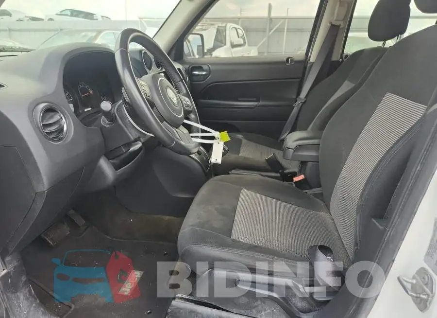 1C4NJRFB3HD179848 Photo# 7