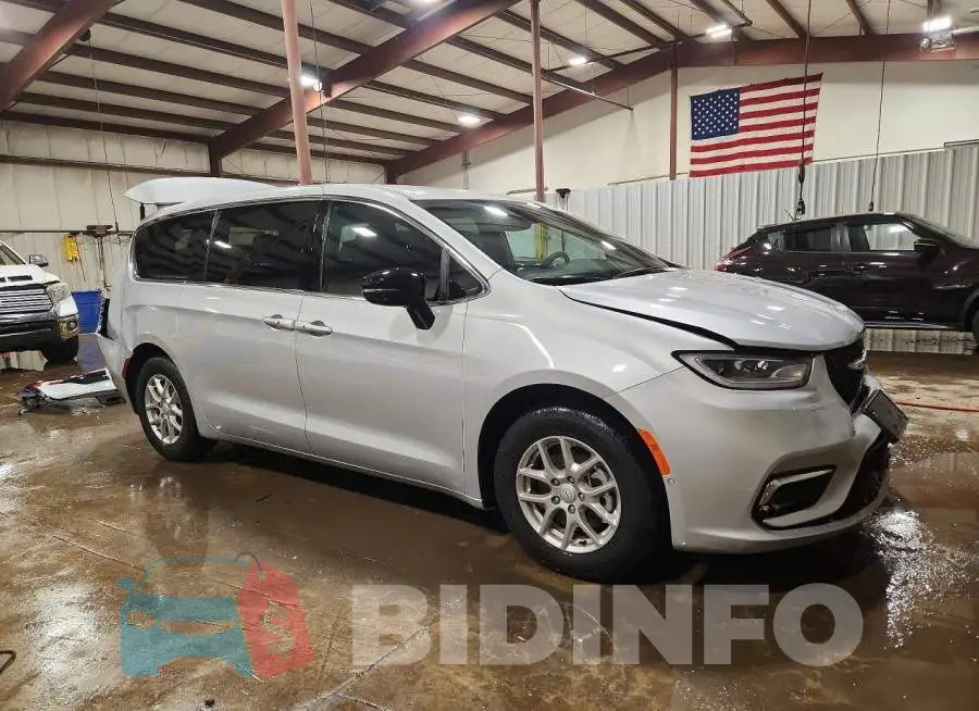2C4RC1BGXTR172819 Photo# 4
