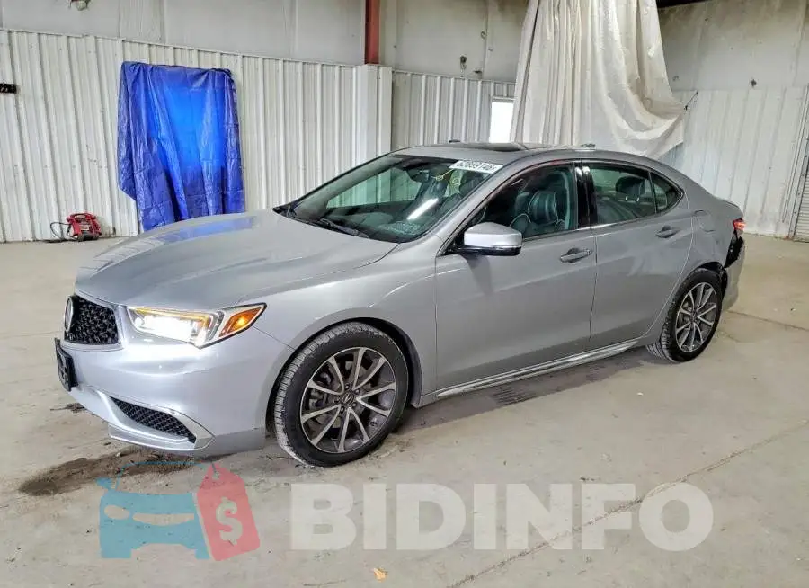 19UUB2F53JA006897 Photo# 1